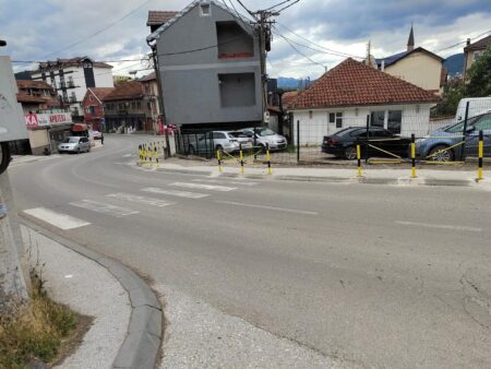 HIT NA FACEBOOK-u, građani teraju cirkus sa novopazarskim inzenjerima!Novi Pazar ima pješački prelaz koji vodi pravo u ogradu! HIT NA FACEBOOK-u, građani teraju cirkus sa novopazarskim inzenjerima!Novi Pazar ima pješački prelaz koji vodi pravo u ogradu!