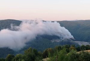 Golo Brdo gori, narod diše dim – a vlast šalje kamione Golo Brdo gori, narod diše dim – a vlast šalje kamione