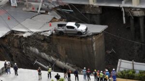 Bangkok: Ogromna rupa od 30 metara progutala ulicu ispred bolnice (FOTO, VIDEO)