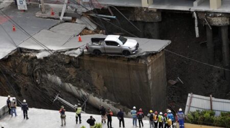 Bangkok: Ogromna rupa od 30 metara progutala ulicu ispred bolnice (FOTO, VIDEO)