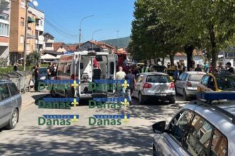 Novi Pazar: Udes u centru grada – Vatrogasci izvlačili vozača iz prevrnutog automobila