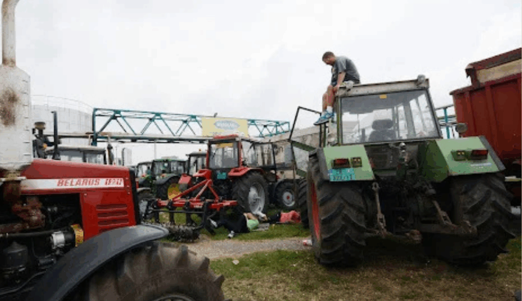Uhapšena četvorica poljoprivrednika zbog icindenta na protestu u Novom Sadu Uhapšena četvorica poljoprivrednika zbog icindenta na protestu u Novom Sadu