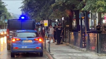 Novi Pazar: Krvavi obračun u centru grada – teško povrijeđen Irfan P, napadač u bjekstvu Novi Pazar: Krvavi obračun u centru grada – teško povrijeđen Irfan P, napadač u bjekstvu