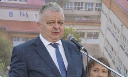 Skandal: Gradonačelnik pred prvačićima izjavio da je “lijepo što nema Muhameda” Skandal: Gradonačelnik pred prvačićima izjavio da je “lijepo što nema Muhameda”