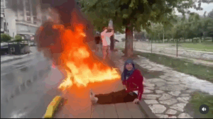 Drama ispred SUP-a u Novom Pazaru: Muškarac prijeti da će se zapaliti!(VIDEO)