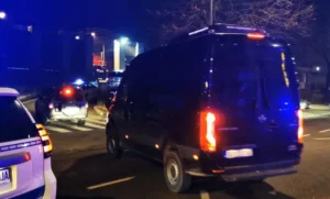 Krvava tuča u Novom Pazaru – Brutalan napad ispred lokala, polomljen i automobil Krvava tuča u Novom Pazaru – Brutalan napad ispred lokala, polomljen i automobil