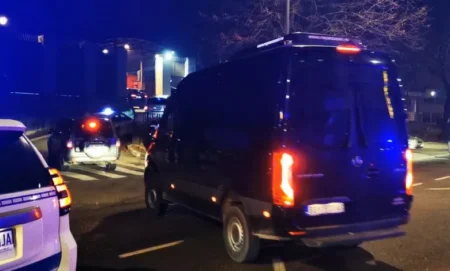 Krvava tuča u Novom Pazaru – Brutalan napad ispred lokala, polomljen i automobil Krvava tuča u Novom Pazaru – Brutalan napad ispred lokala, polomljen i automobil