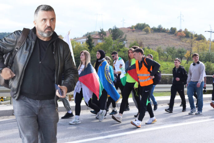 A large number of citizens and students of the State University of Novi Pazar (DUNP) gathered in front of the faculty building to see off a group of students who set off on foot to Novi Sad, to a rally on November 1st to mark the anniversary of the great