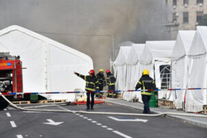 Pucnjava, požar i hapšenje u Ćacilendu ispred Skupštine Srbije Pucnjava, požar i hapšenje u Ćacilendu ispred Skupštine Srbije