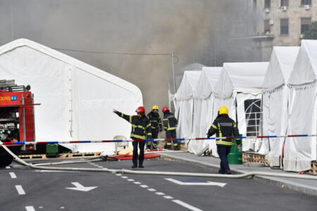 Pucnjava, požar i hapšenje u Ćacilendu ispred Skupštine Srbije Pucnjava, požar i hapšenje u Ćacilendu ispred Skupštine Srbije