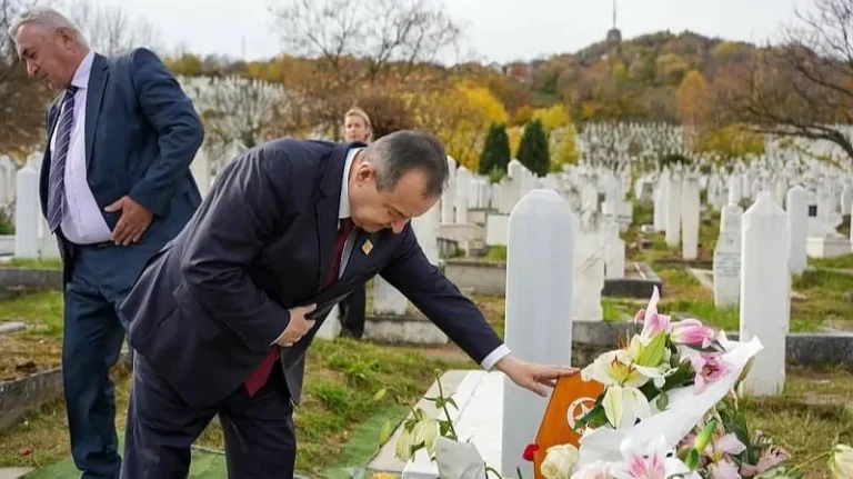 Ivica Dačić položio cvijeće na mezar Halida Bešlića: „Prijatelju dragi, počivaj u miru“
