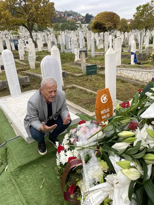 Emir Hadžihafizbegović u suzama na mezaru Halida Bešlića: „Cijeli život je borba za jednu dobru dženazu! Emir Hadžihafizbegović u suzama na mezaru Halida Bešlića: „Cijeli život je borba za jednu dobru dženazu!