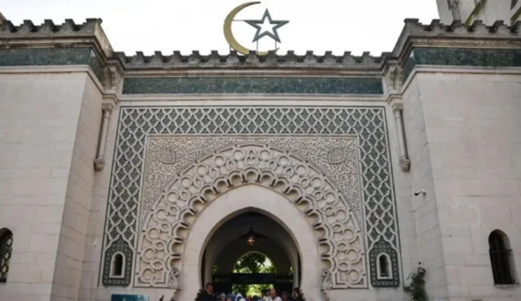 ŠOK U FRANCUSKOJ: Muškarac cijepao Kur’an i prijetio vjernicima u džamiji Clermont-Ferrand ŠOK U FRANCUSKOJ: Muškarac cijepao Kur’an i prijetio vjernicima u džamiji Clermont-Ferrand