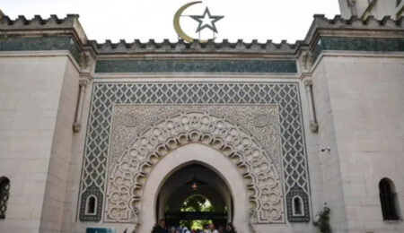 ŠOK U FRANCUSKOJ: Muškarac cijepao Kur'an i prijetio vjernicima u džamiji Clermont-Ferrand