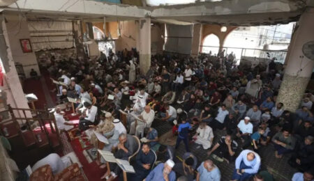 Prvi džuma-namaz u Gazi nakon primirja: Stotine vjernika obavlja molitvu u oštećenoj džamiji Faruk