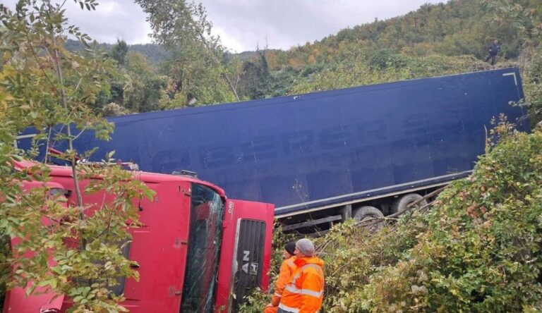 Radnici „Novi Pazar–puta“ spasili vozača zarobljenog 17 sati u kamionu