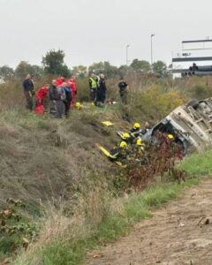 Tragedija kod Sremske Mitrovice: Prevrnuo se autobus sa radnicima – dvoje mrtvih, više povređenih Tragedija kod Sremske Mitrovice: Prevrnuo se autobus sa radnicima – dvoje mrtvih, više povređenih