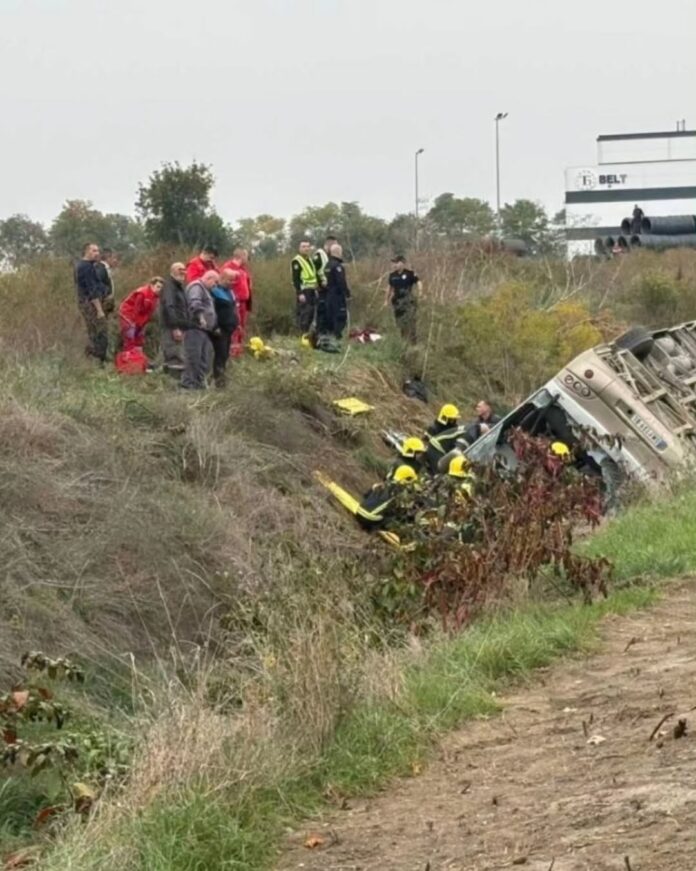 Saobraćajna nesreća dogodila se na putu Sremska Mitrovica-Jarak kada se prevrnuo autobus pun pu (1)