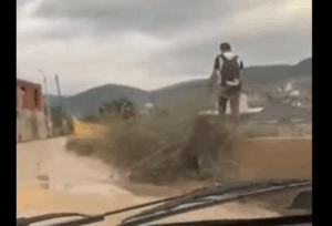 Sramota u Novom Pazaru: Đaci kroz blato i rupe do škole! Sramota u Novom Pazaru: Đaci kroz blato i rupe do škole!