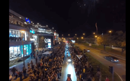 Beograd u suzama i aplauzima: Studenti iz Novog Pazara dočekani uz baklje, traktore i povike „Pumpaj! Beograd u suzama i aplauzima: Studenti iz Novog Pazara dočekani uz baklje, traktore i povike „Pumpaj!