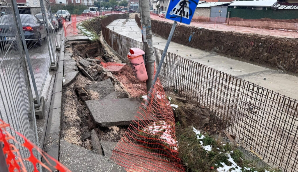 Urušio se trotoar kod Stambol džamije u Novom Pazaru, bandera završila u rečnom koritu (VIDEO+FOTO)