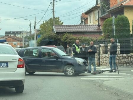Saobraćajna nezgoda u Novom Pazaru: automobil oborio električni trotinet na pešačkom prelazu Saobraćajna nezgoda u Novom Pazaru: automobil oborio električni trotinet na pešačkom prelazu