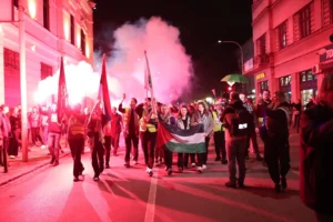 Topao doček u Kragujevcu: Studenti iz Novog Pazara dočekani uz aplauze, vatromet i poruke zajedništva Topao doček u Kragujevcu: Studenti iz Novog Pazara dočekani uz aplauze, vatromet i poruke zajedništva