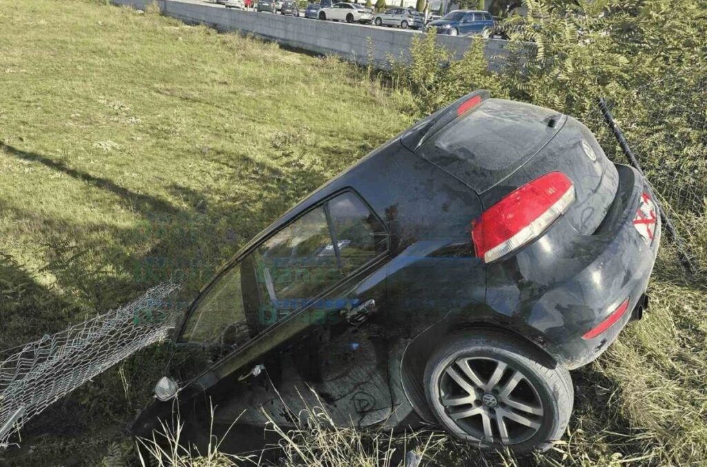 /VIDEO/ Novi Pazar: Golf sleteo s puta dok je izbegavao sudar, niko povređen /VIDEO/ Novi Pazar: Golf sleteo s puta dok je izbegavao sudar, niko povređen