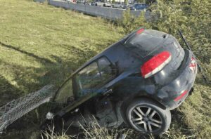 /VIDEO/ Novi Pazar: Golf sleteo s puta dok je izbegavao sudar, niko povređen /VIDEO/ Novi Pazar: Golf sleteo s puta dok je izbegavao sudar, niko povređen