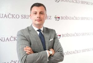 Čekić pravde”: Tandir osuđen na sedam mjeseci zatvora, ali i dalje lupa po skupštinskim klupama Čekić pravde”: Tandir osuđen na sedam mjeseci zatvora, ali i dalje lupa po skupštinskim klupama