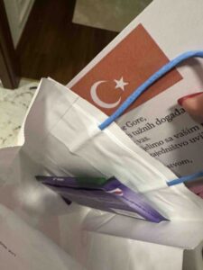 Gest koji vraća vjeru u ljudskost: Podgorički komšije ganuti porukom turskog podstanara Gest koji vraća vjeru u ljudskost: Podgorički komšije ganuti porukom turskog podstanara