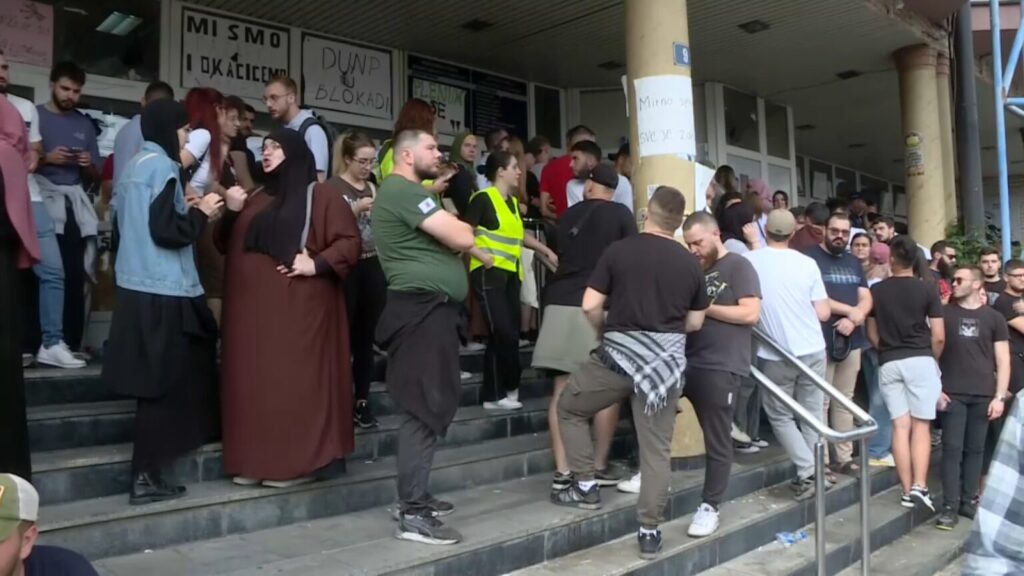 Studenti DUNP-a menjaju simbol tišine: Sedamnaest minuta ćutanja sada samo za godišnjicu tragedije u Novom Sadu Studenti DUNP-a menjaju simbol tišine: Sedamnaest minuta ćutanja sada samo za godišnjicu tragedije u Novom Sadu