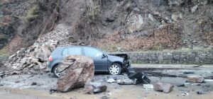 POGLEDAJTE OVO: Brdo se srušilo na Ibarsku magistralu – auto smrskan, vozač spašen za dlaku!