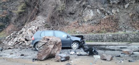 POGLEDAJTE OVO: Brdo se srušilo na Ibarsku magistralu – auto smrskan, vozač spašen za dlaku!
