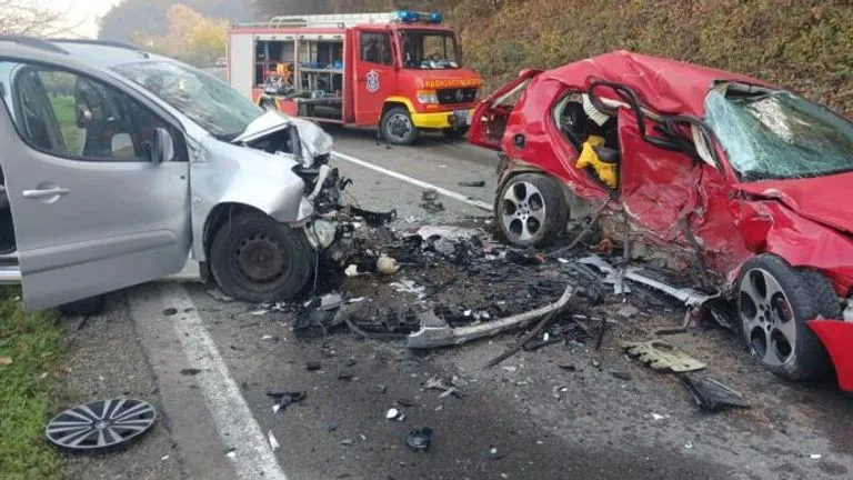 JEZIVA NESREĆA KOD ČAČKA: Poginuo 19-godišnjak, deca i roditelji u bolnici! JEZIVA NESREĆA KOD ČAČKA: Poginuo 19-godišnjak, deca i roditelji u bolnici!