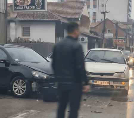 Jutarnja saobraćajna nezgoda kod džamije Berat: Dva Volkswagena oštećena, bez povrijeđenih osoba