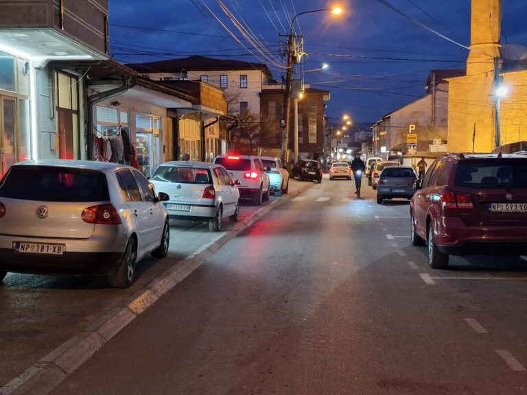 Tvrdićluk po pazarski: trotoar besplatan, parking prazan – svi nadležni, niko odgovoran Tvrdićluk po pazarski: trotoar besplatan, parking prazan – svi nadležni, niko odgovoran