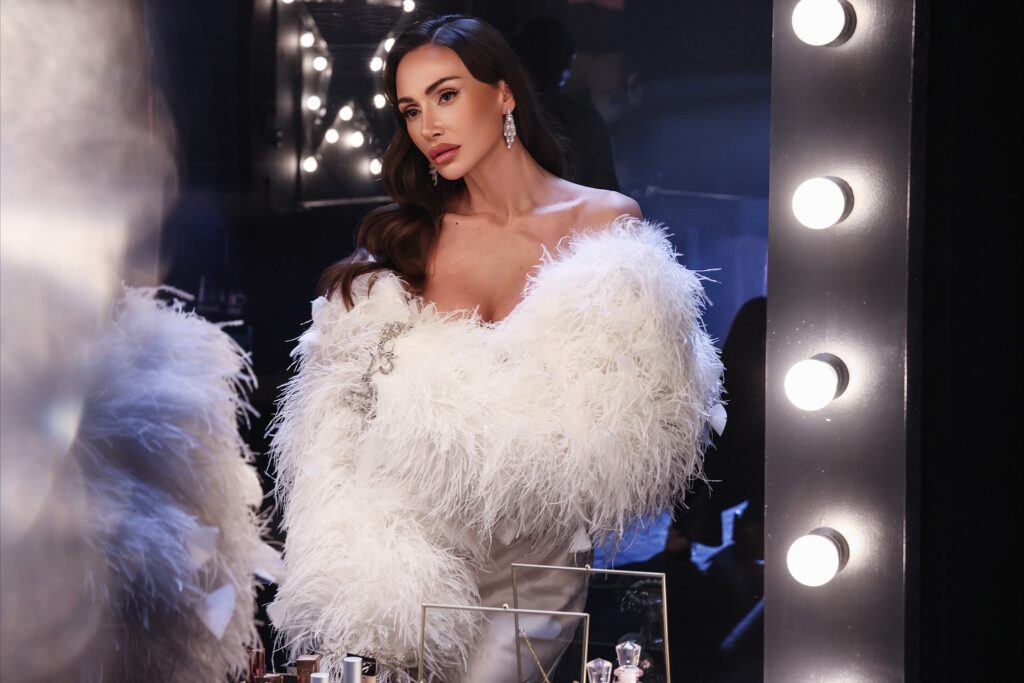 Emina Jahović : U Beogradu su mi pravi prijatelji, oni su mi mnogo prisniji nego ljudi ovde… U Novom Pazaru mi bude lepo, ali mi vrlo brzo dosadi! (FOTO) Emina Jahović : U Beogradu su mi pravi prijatelji, oni su mi mnogo prisniji nego ljudi ovde… U Novom Pazaru mi bude lepo, ali mi vrlo brzo dosadi! (FOTO)