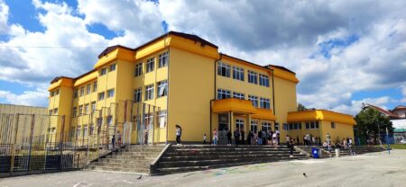 Za vreme velikog odmora Otac napao više đaka, dečaku koji ih je razdvajao polomljena vilica / VIDEO