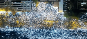 Komemorativni skup u Novom Sadu: Lampioni i poruka „Vidimo se sutra“ u znak sećanja na stradale /VIDEO/