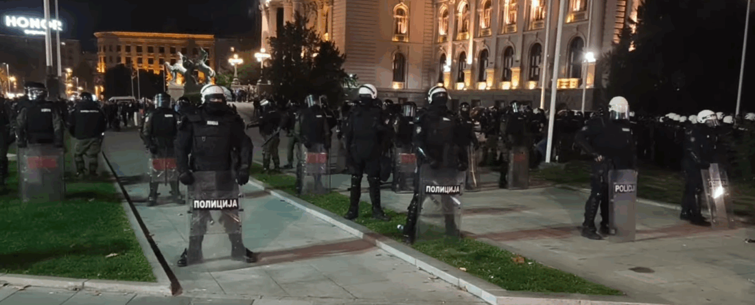 AP: Policija razdvaja pristalice i protivnike Vučića dok rastu tenzije u Beogradu