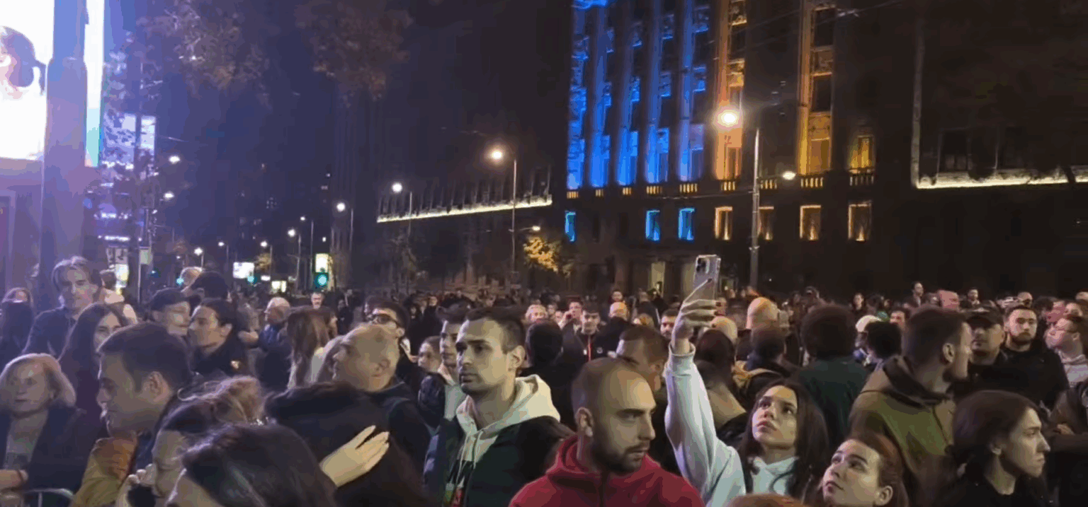 Zasad mirno ispred Skupštine