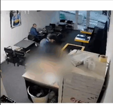 Brutalan napad u Beranama: Muškarac prišao ženi u lokalu i više puta je udario – kamere sve snimile!