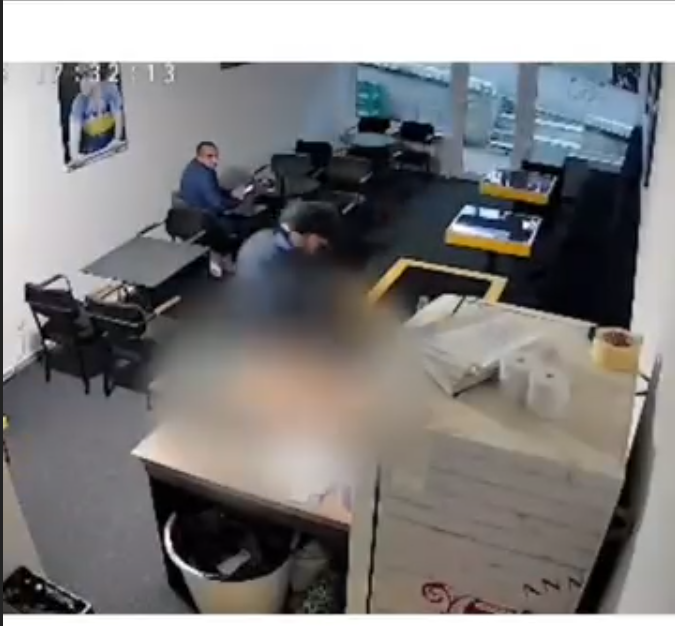 Brutalan napad u Beranama: Muškarac prišao ženi u lokalu i više puta je udario – kamere sve snimile!