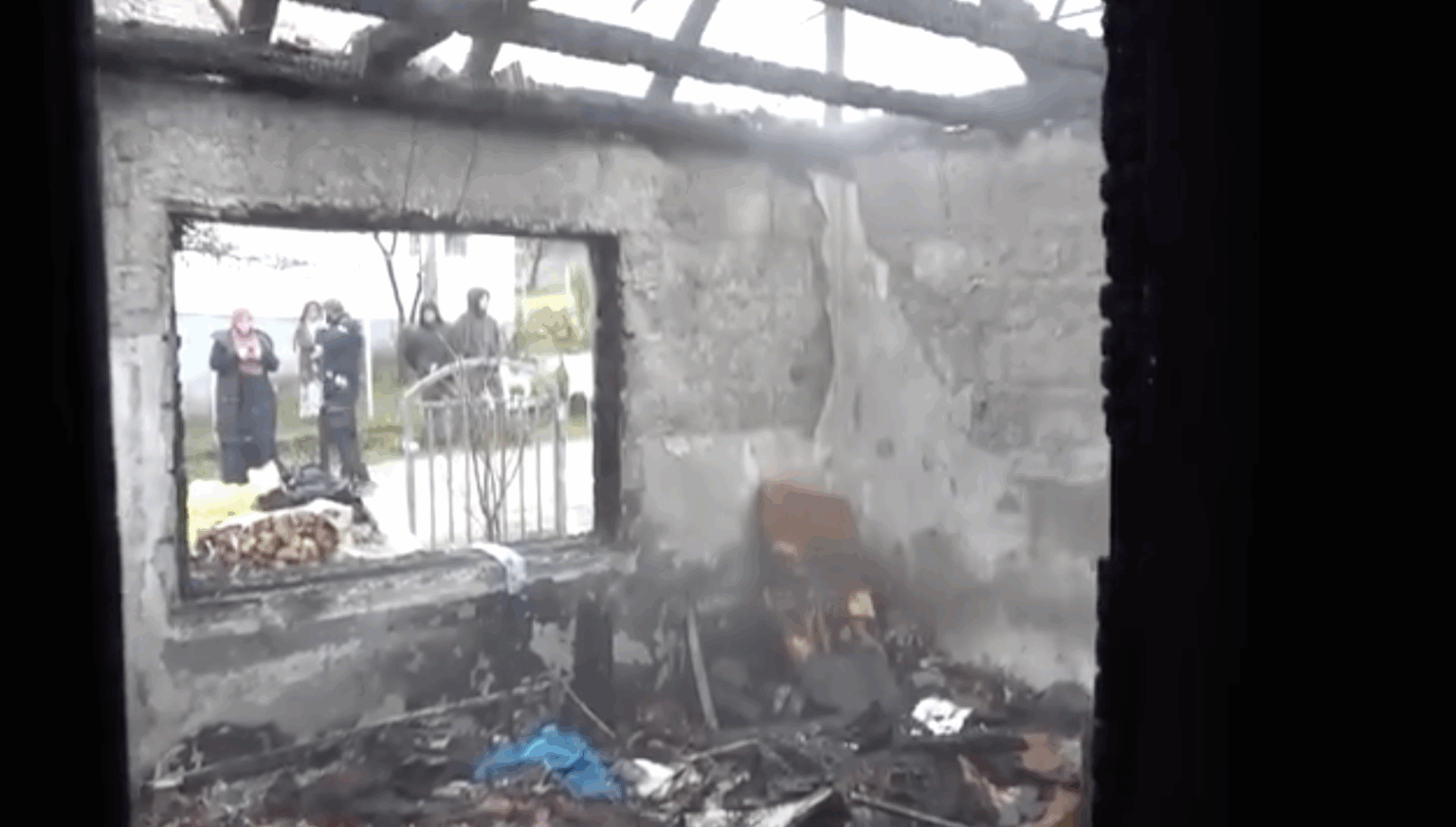 Opširnije o požaru u Tutinu: Dom porodice Derdemez izgorio za nekoliko minuta, nana spašena u posljednjem trenutku (VIDEO) Opširnije o požaru u Tutinu: Dom porodice Derdemez izgorio za nekoliko minuta, nana spašena u posljednjem trenutku (VIDEO)