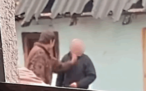 PORODIČNI HOROR U SRBIJI: Sin šamara oca dok majka URLIČE ‘KUPI DRVA!’ i sve snima za internet!”