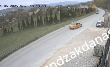 /VIDEO/ Opasna vožnja na pazarskoj obilaznici: auto se zanio i udario parkirano vozilo – umalo izbegnut direktan udes!
