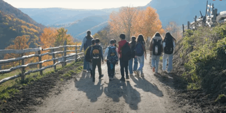 U 21. stoljeću djeca iz Osaonice pješače i do 12 kilometara kroz šumu i maglu da bi stigla do škole