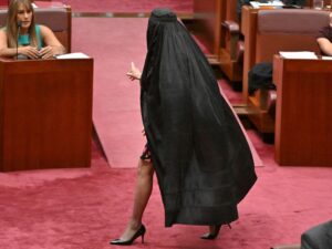 Pauline Hanson u Burki i Mini Suknji: Provokacija Koja Izaziva Gnjjev i Kritike u Australskom Parlamentu Pauline Hanson u Burki i Mini Suknji: Provokacija Koja Izaziva Gnjjev i Kritike u Australskom Parlamentu