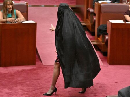 Pauline Hanson u Burki i Mini Suknji: Provokacija Koja Izaziva Gnjjev i Kritike u Australskom Parlamentu Pauline Hanson u Burki i Mini Suknji: Provokacija Koja Izaziva Gnjjev i Kritike u Australskom Parlamentu